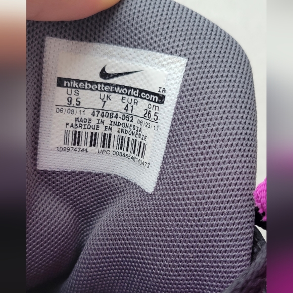 Nike Shoes (9.5) - Picture 5 of 6